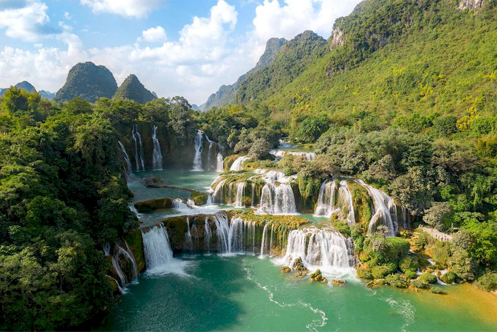 On the way, don’t miss the chance to stop by the majestic Ban Gioc Waterfall, located nearby